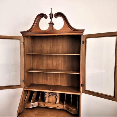 Lot #89  Vintage Secretary/Bookcase Cabinet - working key