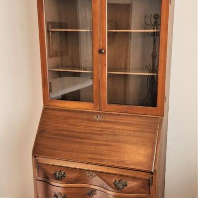 Lot #89  Vintage Secretary/Bookcase Cabinet - working key