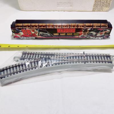 BACHMANN HAWTHORNE VILLAGE NASCAR DALE EARNHARDT JR HO PASSENGER CAR W/ EZ TRACK LEFT HAND TURN-OUT