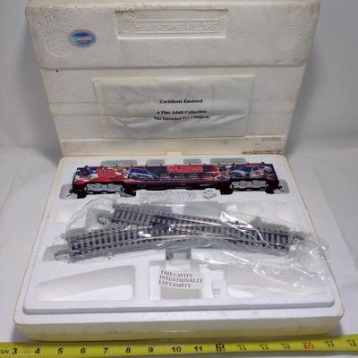 BACHMANN HAWTHORNE VILLAGE NASCAR DALE EARNHARDT JR HO PASSENGER CAR W/ EZ TRACK LEFT HAND TURN-OUT