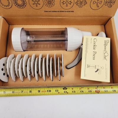 NEW PAMPERED CHEF COOKIE PRESS