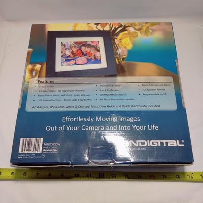 PANDIGITAL 7" DIGITAL PHOTO FRAME - SIMPLE ONE TOUCH