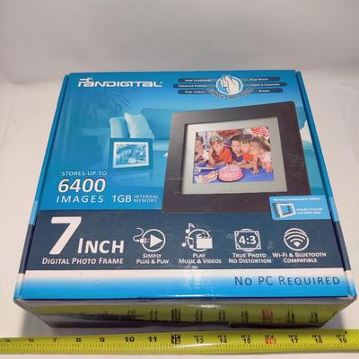 PANDIGITAL 7" DIGITAL PHOTO FRAME - SIMPLE ONE TOUCH