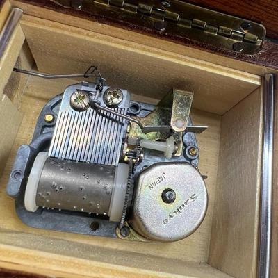 Vintage Isle Of Capri Soittorasia Small Mechanical Wood Flower Music Box