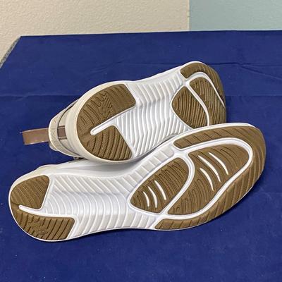 Light Beige New Balance Nergize Sport Size 10 Tennis Shoe Sneakers
