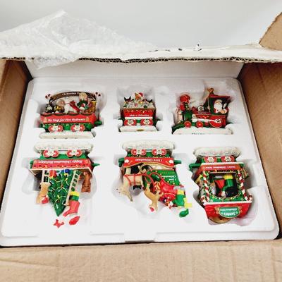 DANBURY MINT CHRISTMAS CHIHUAHUA TRAIN W/ ORIGINAL BOX