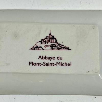 Abbaye du Mont-Saint-Michel white and red small dish