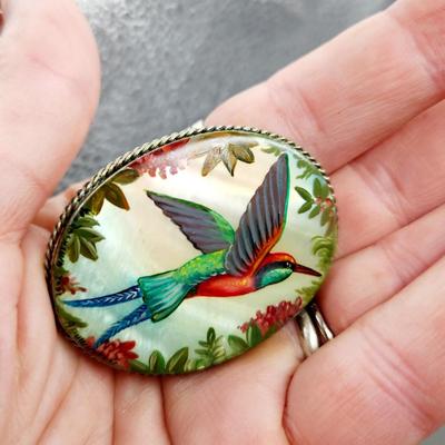 VINTAGE SHELL HUMMINGBIRD HAND PAINTED ART BROOCH