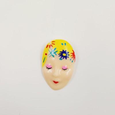 VINTAGE ART WOMAN DECORATIVE PIN