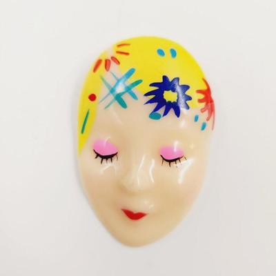 VINTAGE ART WOMAN DECORATIVE PIN