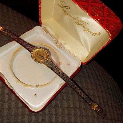 Extremely Beautiful Ladies Gold & Diamond Watch