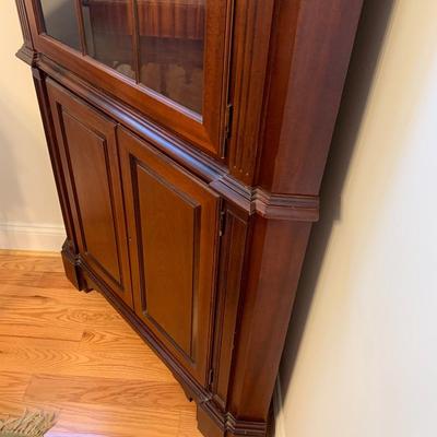 Clean Chippendale Style Mahogany Corner Cupboard Lighted w/key SOLID