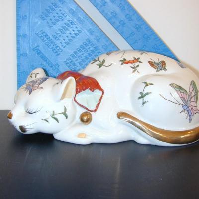 Signe Asian Porcelain Sleeping Cat Figurine Lot 435