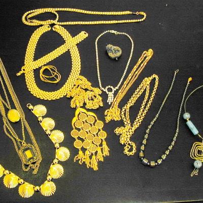Vintage Costume Jewelry Lot Goldette Locket Lavalier Trifari Waterfall Necklace - Lot 410