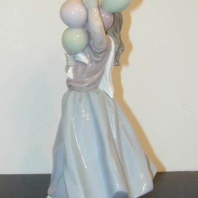 Lladro Porcelain Balloon Seller Figurine - Lot 323