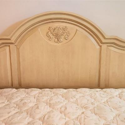 Lot #102  Thomasville King Sized Bed and Mattress Set - great condition