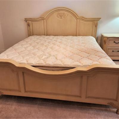 Lot #102  Thomasville King Sized Bed and Mattress Set - great condition
