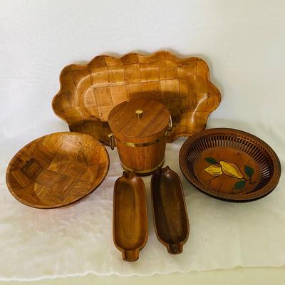 Lot of Wooden Bowls and Trays (LR-SL)