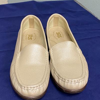 SAS Shoes Light Beige Cream Colored Women's Loafer Slip On Size 9