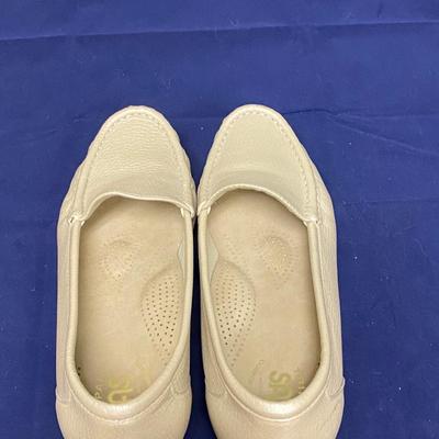 SAS Shoes Light Beige Cream Colored Women's Loafer Slip On Size 9