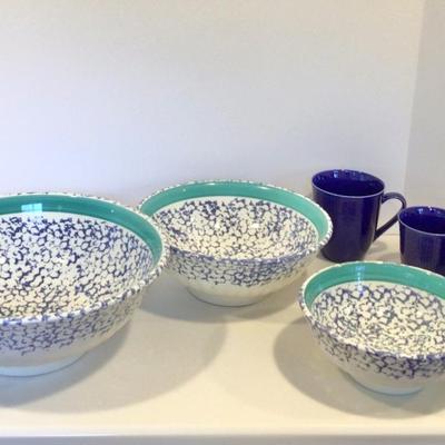 8182 Set of Three Spongware Italian Mixing Bowls with Mugs