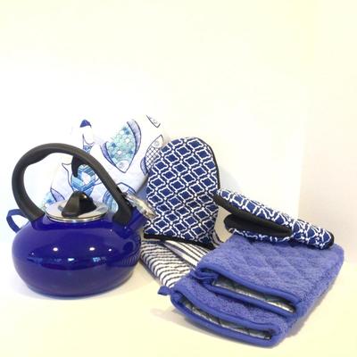 8185 CHANTAL Enamel Teapot with Oven Mitts