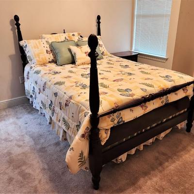 Lot #122  Sweet Vintage Pineapple 4-Poster Bed