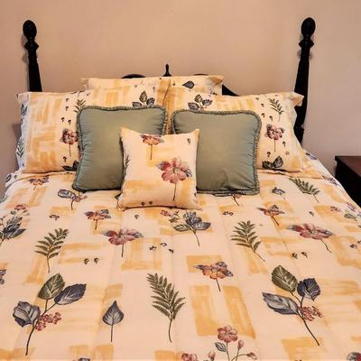 Lot #122  Sweet Vintage Pineapple 4-Poster Bed