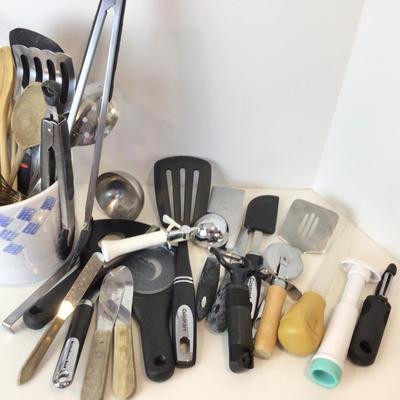 8192 Lot of Kitchen Utensils