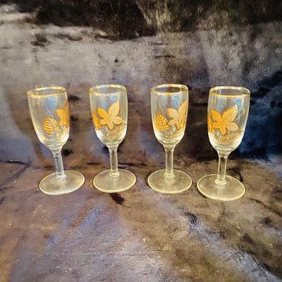 Elegant Glass Decanters and Glasses (FR-SL)