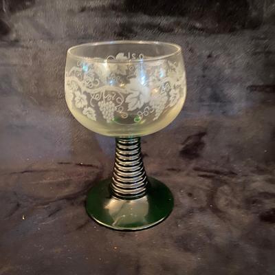 Elegant Glass Decanters and Glasses (FR-SL)