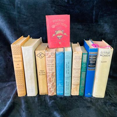 Little Women/Tom Sawyer & More Vintage Books.