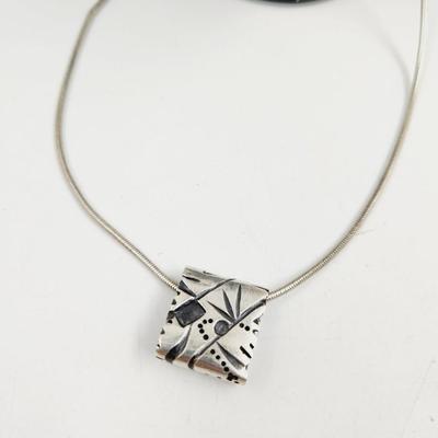 BEAUTIFUL STERLING NECKLACE & PENDANT