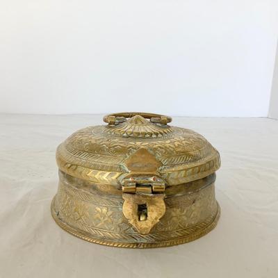 8215 Antique Hand Hammered Brass Pandan Betel Box