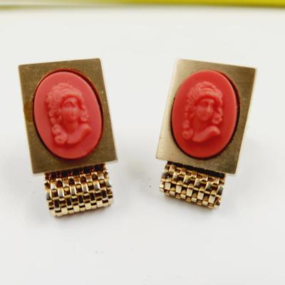 HICKOK GOLD TONED CAMEO CUFF LINKS