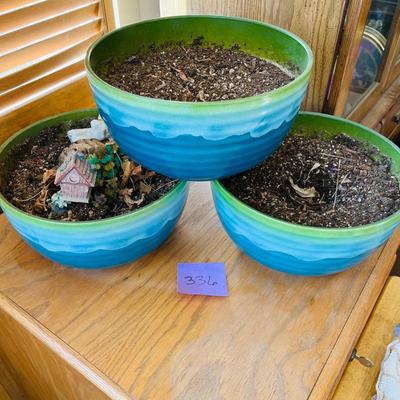 3 plastic shallow flower pots