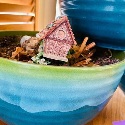 3 plastic shallow flower pots