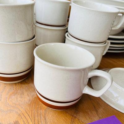 Lot of brown panel dishes
