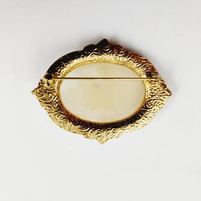 BEAUTIFUL ANTIQUE GOLD TONED CAMEO PIN