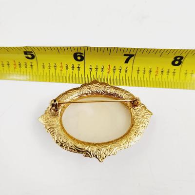 BEAUTIFUL ANTIQUE GOLD TONED CAMEO PIN