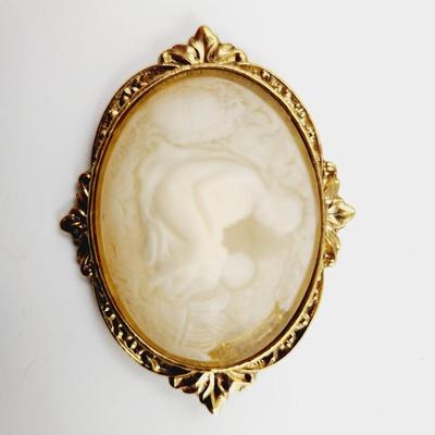 BEAUTIFUL ANTIQUE GOLD TONED CAMEO PIN