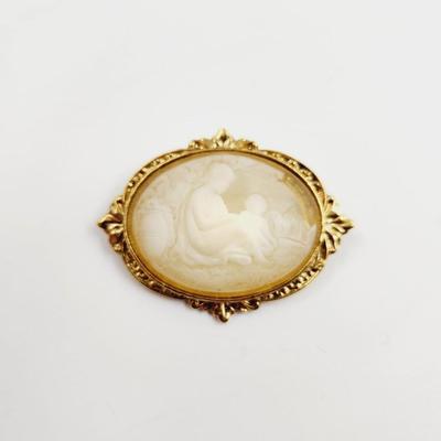 BEAUTIFUL ANTIQUE GOLD TONED CAMEO PIN
