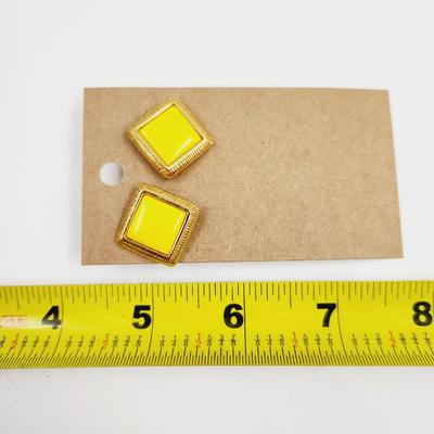 VINTAGE YELLOW & GOLD TONED EARRINGS