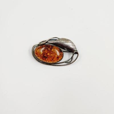 VINTAGE STERLING SILVER & NATURAL BALTIC AMBER BROOCH
