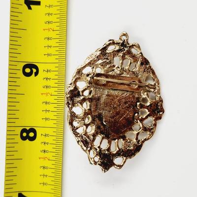 VINTAGE GOLD TONED FAUX PEARL BROOCH