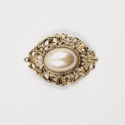 VINTAGE GOLD TONED FAUX PEARL BROOCH