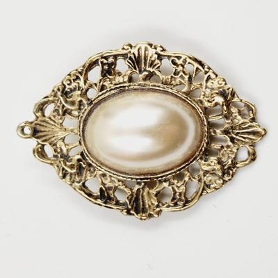 VINTAGE GOLD TONED FAUX PEARL BROOCH