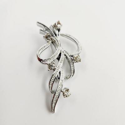 VINTAGE GERRY SILVER TONED BOUQUET BROOCH