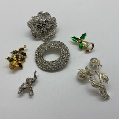 LOT 45: Large Collection of Vintage Silvertone Necklaces, Pendant, Earrings, Etc