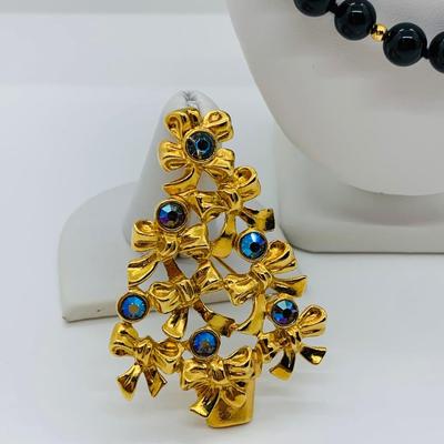 LOT 72R: Avon Christmas Brooch, Beaded Necklace & Dangle Pierced Earrings